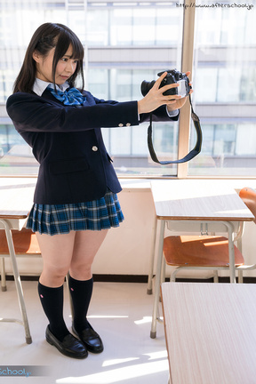 Momoki Nozomi taking selfies and masturbating in uniform