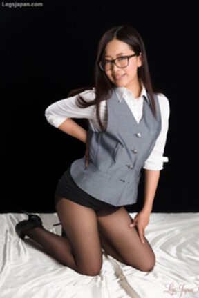 Office lady Fukatsu Miyuki giving footjob in black pantyhose
